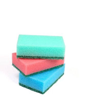 Beyaz arka planda renkli bulaşık süngerleri