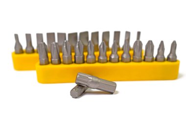 Beyaz arkaplana karşı çeşitli tornavida parçaları