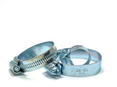 Beyaz arkaplana karşı hortum kıskaçları