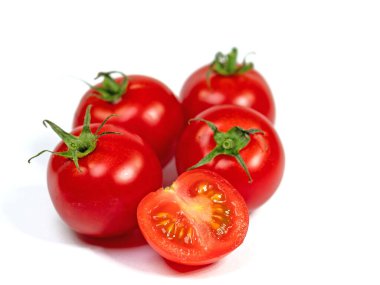 Beyaz arkaplanda izole edilmiş domatesler