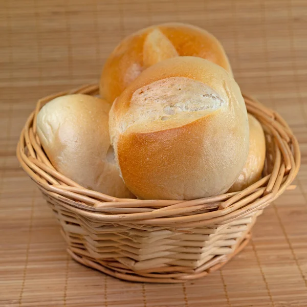 籠の中の小麦パン — ストック写真