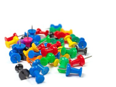 Beyaz arkaplan üzerinde renkli raptiyeler