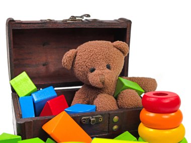 Beyaz arka plana karşı pelüş ayı ve ahşap yapı taşları