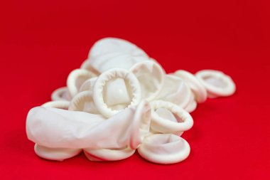 Lateks parmaklar kırmızı arkaplanda duruyor