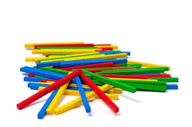 Bir sürü renkli tahta sopa yakın plan.