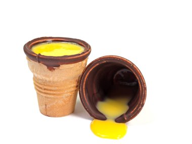 Beyaz arkaplana karşı waffle bardağında eggnog.