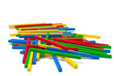 Bir sürü renkli tahta sopa yakın plan.
