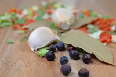 Kurutulmuş otlar ve kurutulmuş sebzeler.