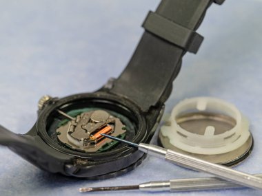 Açık kol saati iç işleyişini gösterir