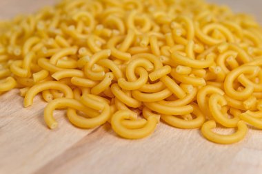 Ahşap tabakta erişte.