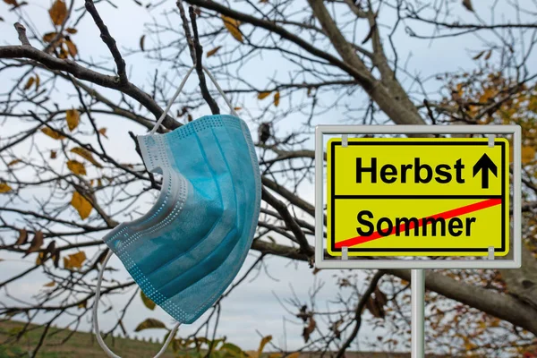 Munmask Och Gatuskylt Med Texten Sommer Und Herbst Översättning Sommar — Stockfoto