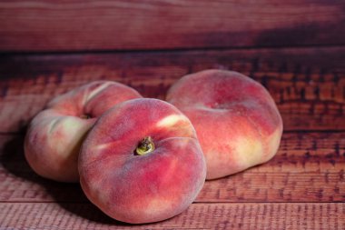 Yakından bakınca şeftali gibi.