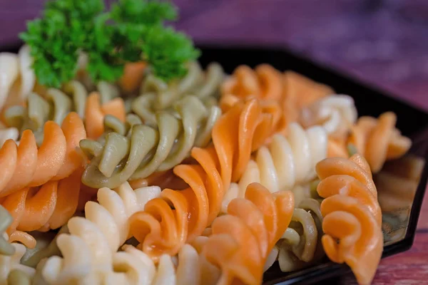 Pâtes Spirales Colorées Sur Une Assiette — Photo