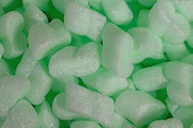 Cipsler paketleniyor, malzemeler yakın planda dolduruluyor.