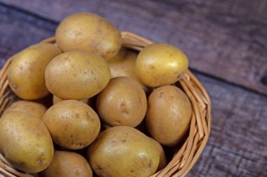 ahşap arka plan üzerinde sepette patates