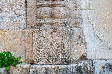 Georgia 'daki tapınağın sütunlarındaki orijinal çizimler.
