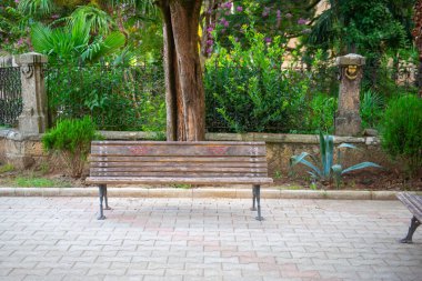 Georgia 'daki kilisenin çitinde duran bank.