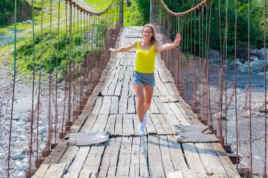 Georgia 'da asma köprüde çalışan bir kız.