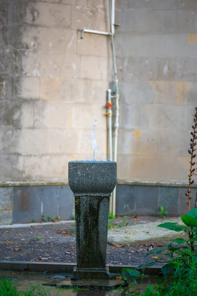 Dricksfontän på territoriet för kyrkan i Georgien — Stockfoto