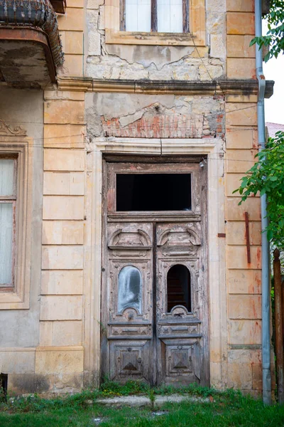 Fragmento de una casa abandonada en kutaisi —  Fotos de Stock