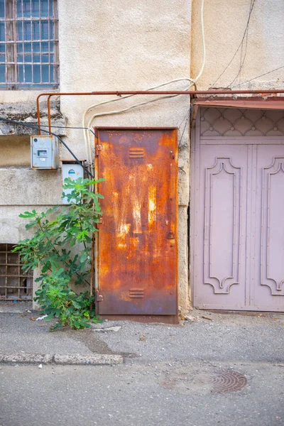 Gabinete eléctrico oxidado cerca de la casa en kutaisi — Foto de Stock