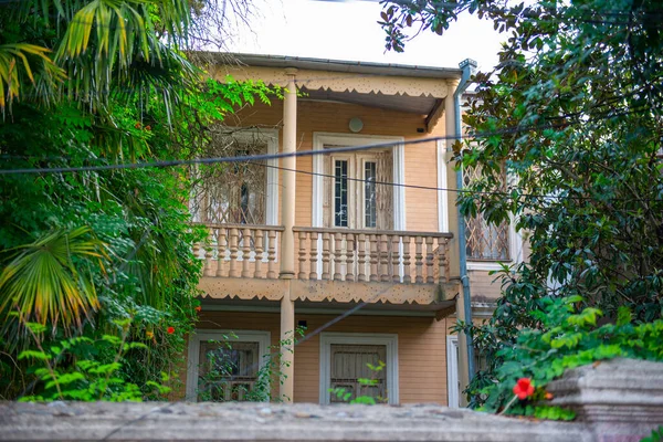 Okouzlující balkon na ulici v kutaisi — Stock fotografie