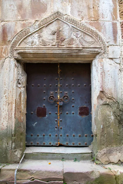 Porta velha na fachada de uma casa em Kutaisi — Fotografia de Stock