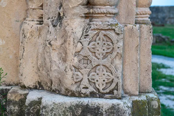 Symboles sur les colonnes du temple en géorgie — Photo