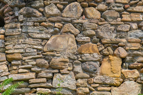 Uma parede de pedras diferentes é bonita — Fotografia de Stock