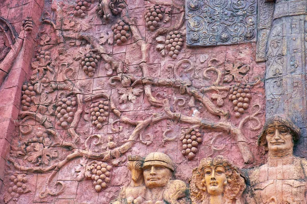 Barils sur la façade d'une maison à Kutaisi — Photo