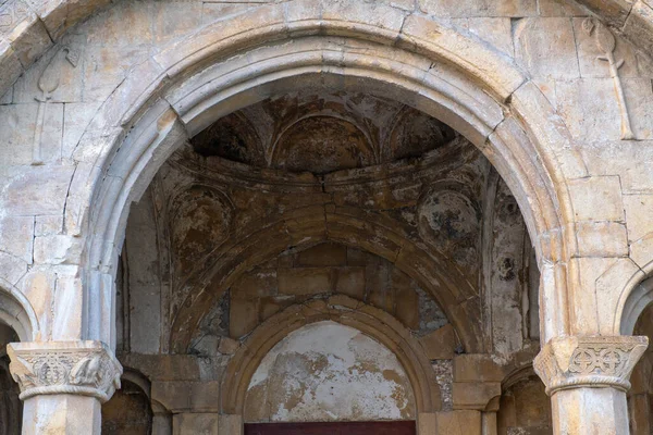 Colonnes et arc dans le temple Bagrat à Kutaisi — Photo