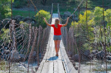 Georgia 'da bir kız su altı köprüsü boyunca yürüyor. Yüksek kalite fotoğraf