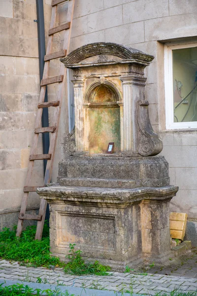 Drinkfontein op de binnenplaats van de Aankondigingskathedraal — Stockfoto