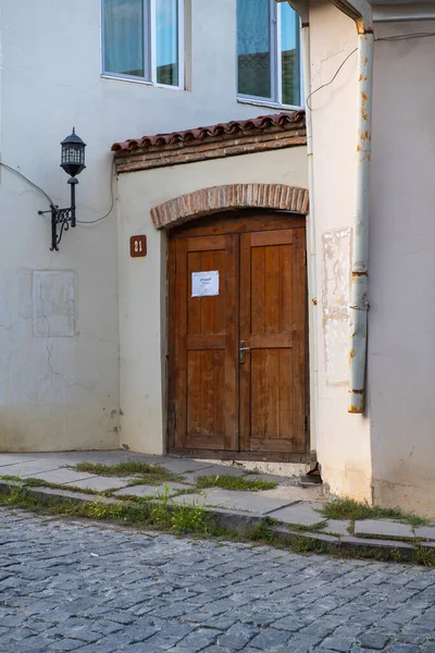 Porta de madeira para uma casa em uma rua em Sighnaghi — Fotografia de Stock