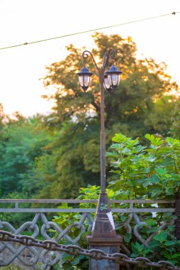 Georgia 'daki köprüde üç parça fener.