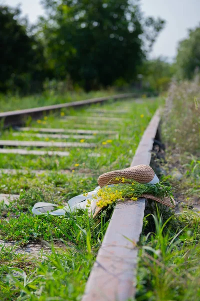 Egy gyönyörű kalap fekszik csak a síneken. — Stock Fotó