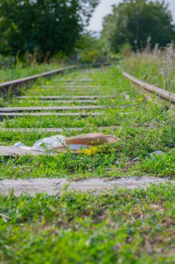 Sadece demiryolunda duran güzel bir şapka.