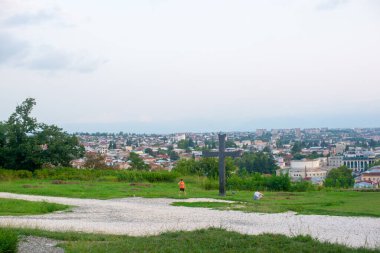 Bagrati Katedrali çevresinde büyük bir alan. Yüksek kalite fotoğraf