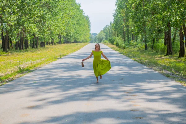 Barefoot Girl Running Middle Road High Quality Photo — Stock Photo, Image