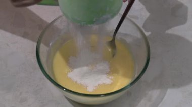 Kek hamuruna ellenmiş un dökülüyor. Yüksek kalite 4k görüntü