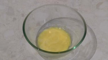 Tereyağı ve şeker turta hamuruna yoğurulur. Yüksek kalite 4k görüntü