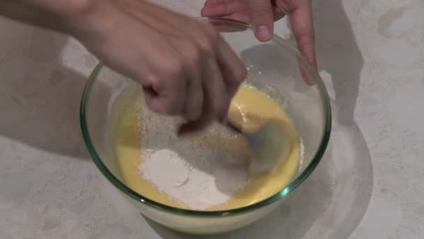 Pasta Torta Mescolata Con Farina Filmati Alta Qualità — Video Stock