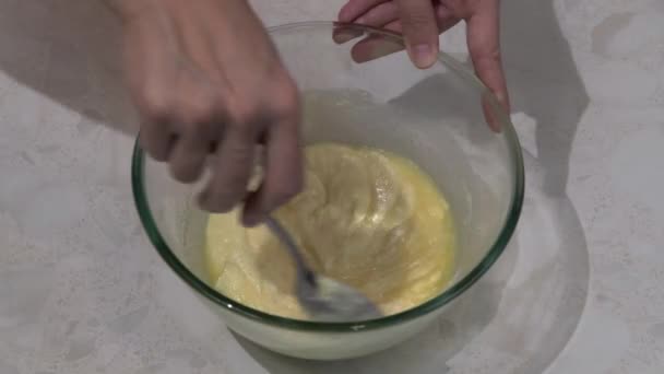 Тесто Пирога Перемешивают Мукой Высококачественные Кадры — стоковое видео