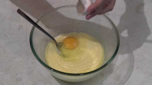 Masa Del Pastel Agita Con Los Huevos Imágenes Alta Calidad — Vídeo de stock