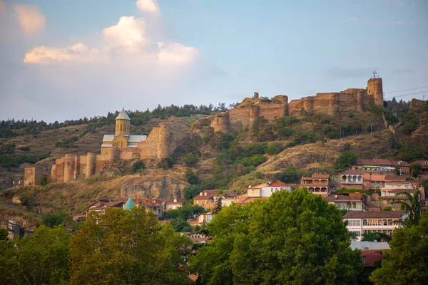 トビリシの公園からのカルラ要塞の眺め 高品質の写真 — ストック写真