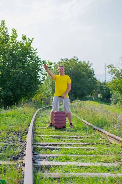 Bir Çocuk Elinde Bavulla Demiryolunda Yürüyor Yüksek Kalite Fotoğraf — Stok fotoğraf