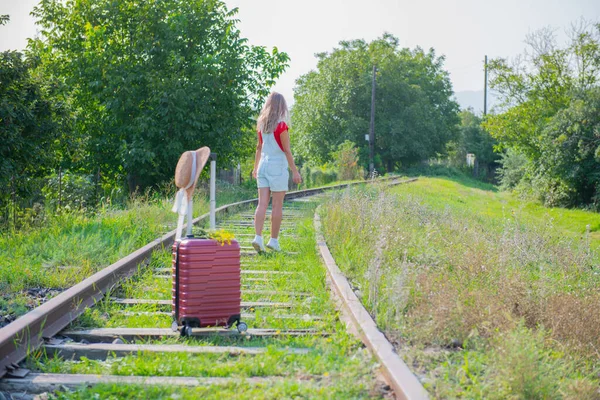 Burgundy Suitcase Hat Railroad High Quality Photo — Stock Photo, Image