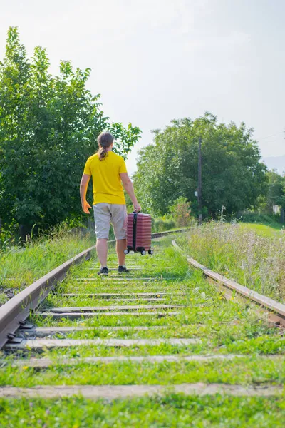 Hosszú Hajú Fiú Sétált Vasúton Egy Bőrönddel Kiváló Minőségű Fénykép — Stock Fotó