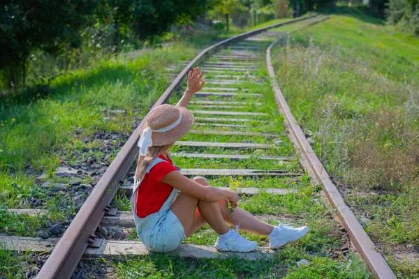 Tulumlu Turist Sırtı Demiryolunda Oturuyor Yüksek Kalite Fotoğraf — Stok fotoğraf