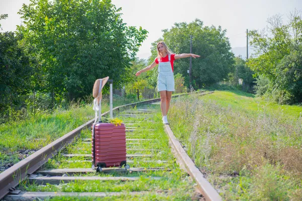 One Girl Suitcase Hat Railroad Stands High Quality Photo — Stock Photo, Image